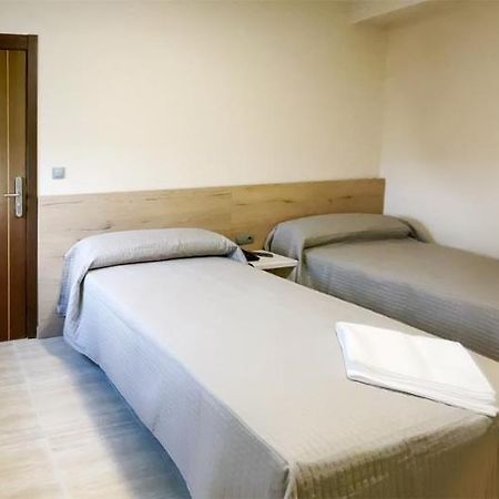 Hostal Restaurante Cuatro Caminos Cubillos del Sil المظهر الخارجي الصورة