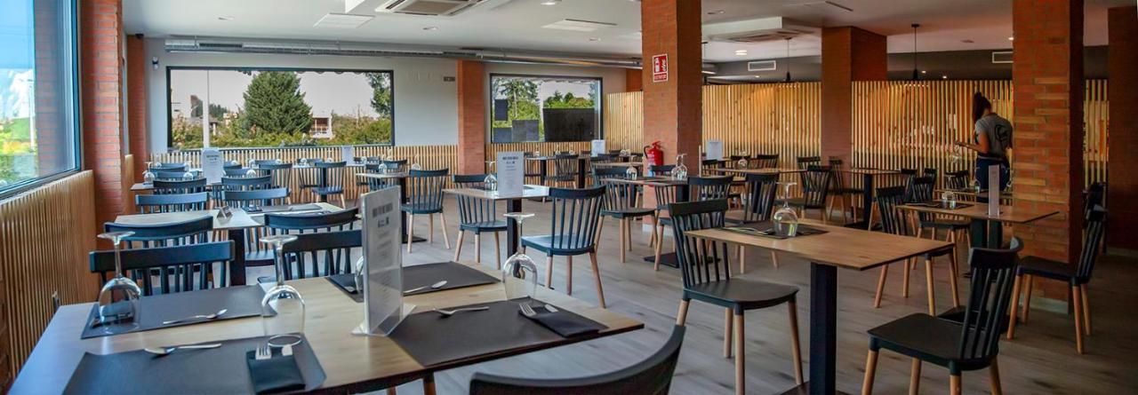 Hostal Restaurante Cuatro Caminos Cubillos del Sil المظهر الخارجي الصورة