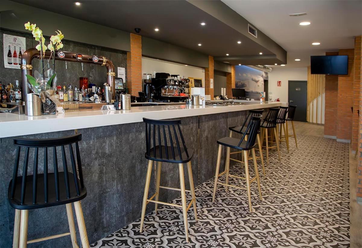 Hostal Restaurante Cuatro Caminos Cubillos del Sil المظهر الخارجي الصورة