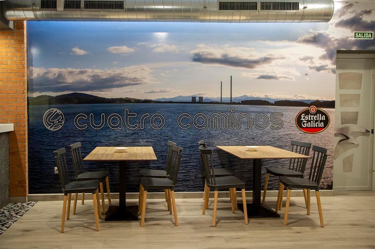 Hostal Restaurante Cuatro Caminos Cubillos del Sil المظهر الخارجي الصورة